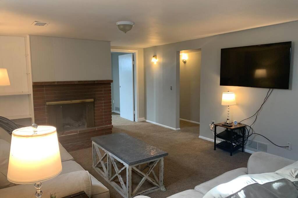 3 King Beds + Bunk Beds On Broadway Villa Литълтън Екстериор снимка